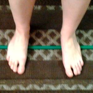 Ходьба поперек гимнастической палочки