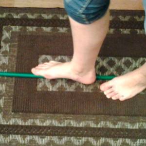 Ходьба вдоль гимнастической палочки