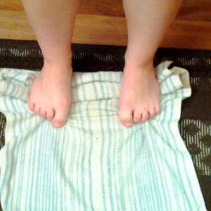 Собирание полотенца пальцами ног