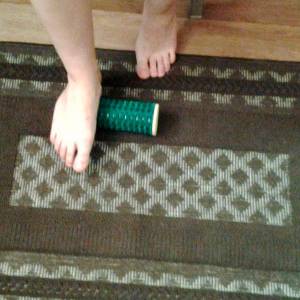 Катание массажного цилиндра ногами