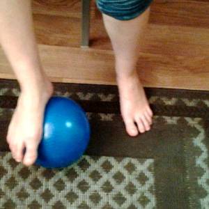 Катание мячика ногами